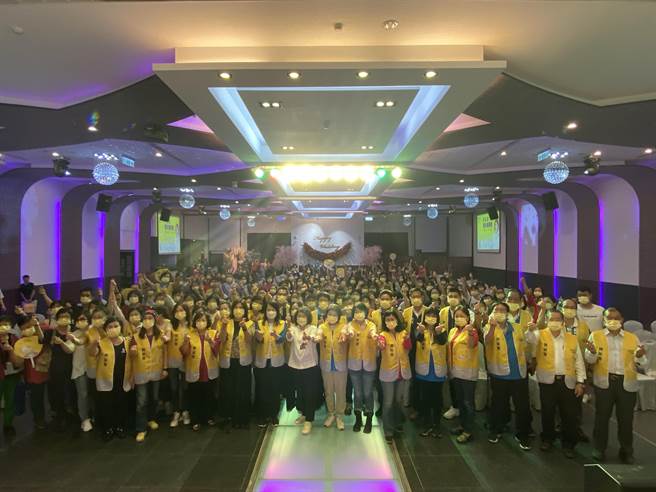 嘉义市长黄敏惠争取连任，妇女后援会成军，气势高昂。（廖素慧摄）