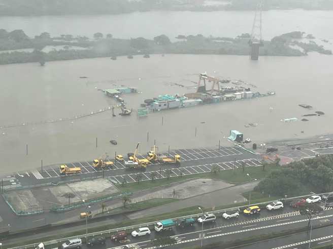 新店溪溪水暴涨，已淹没大半部河堤停车场。（翻摄自爆废公社公开版脸书）