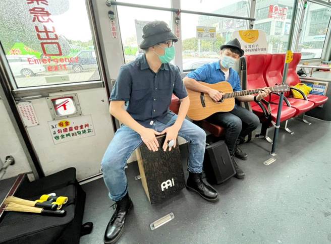 观旅局邀请乐手于车内进行不插电演奏行动音乐会，让搭乘该路线前往市民广场主舞台的旅客，抢先感受到台中独有的爵士魅力！(台中市政府提供)