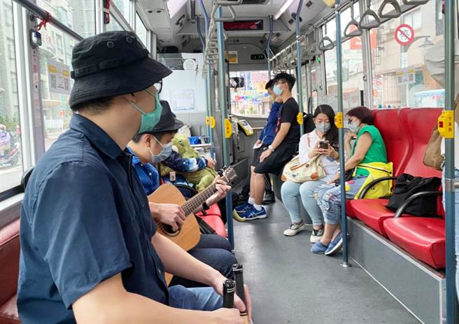 观旅局邀请乐手于车内进行不插电演奏行动音乐会，让搭乘该路线前往市民广场主舞台的旅客，抢先感受到台中独有的爵士魅力！(台中市政府提供)