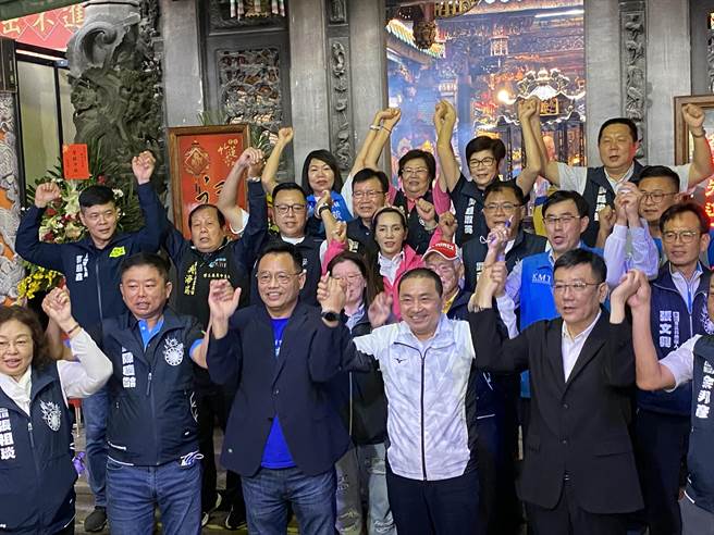侯友宜今天下午到竹莲寺以行动力挺林耕仁，并与新竹市议会议长、竹莲寺主委许修睿等合体、国民党党团议员也全数出席，展现蓝军大团结。（林耕仁提供／陈育贤新竹传真）