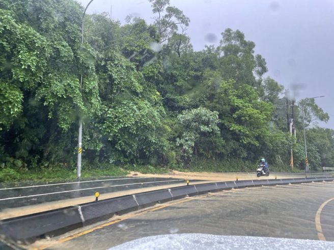 国民党台北市港湖区议员游淑慧猛酸现任台北市长柯文哲，南港出现多处淹水，还南下辅选，直言「台北提前进入无市长状态」。（取自游淑慧 台北市议员脸书）