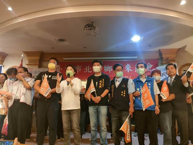 台中市长卢秀燕拚连任，16日回到北区办说明会，现场乡亲热烈迎接，卢秀燕表示，市长要继续出自北区，就要乡亲的支持。（潘虹恩摄）