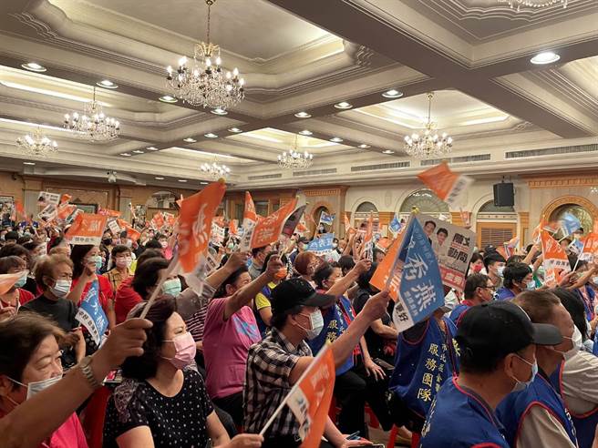 台中市长卢秀燕16日回北区「乡亲来燕会」拚连任，会场挤进500位乡亲热情迎接。（潘虹恩摄）