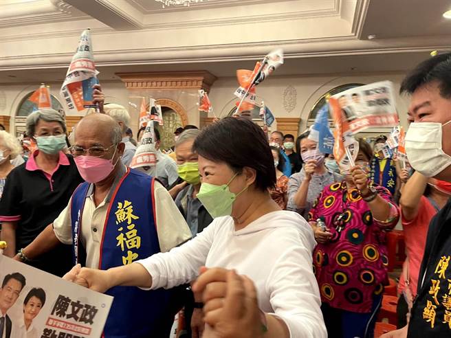 卢秀燕说，市长要继续出自北区，就要现场乡亲支持，每1位都是她的代表。（潘虹恩摄）