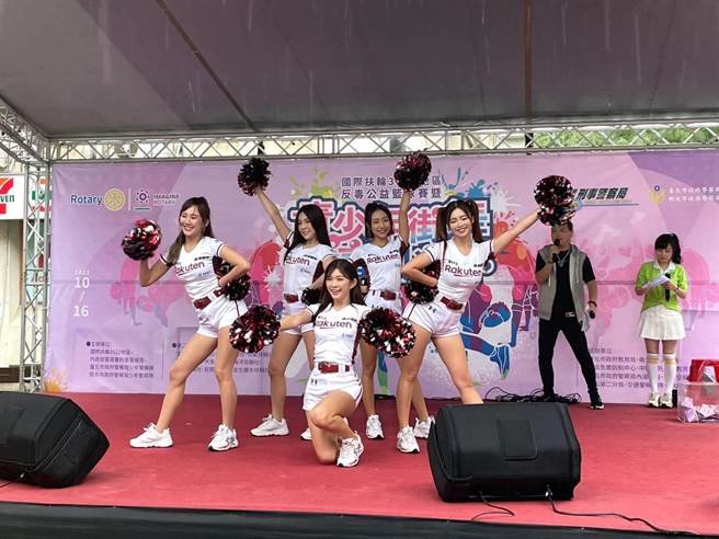 台北市政府警察局少年警察队与国际扶轮3522地区、内政部警政署刑事警察局，16日在国立台湾科技大学共同办理「青少年街舞反毒识诈园游会」。（翻摄照片）