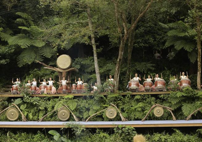 （「优人神鼓」首度与中友百货合作，要让民眾在山林享受鼓声和森林、土地都共好的生活美学！图／中友提供）