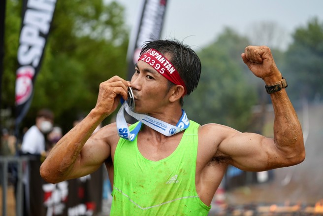 酷爱健身的菲律宾移工乔纳森在斯巴达障碍跑台中站连两天封王。（大会提供）