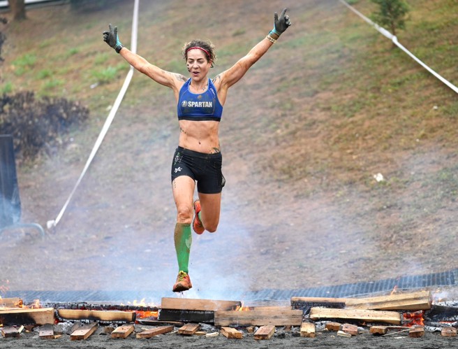 香港「女勇士」玛格妲丽娜在斯巴达障碍赛台中站连两天夺冠。（大会提供）