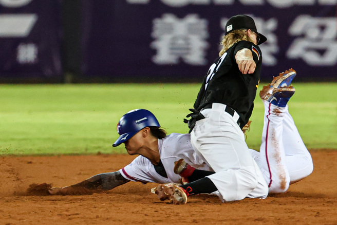 U23中華隊羅暐捷15日與德國隊的比賽盜上二壘後不慎弄傷左膝。（資料照，中央社）