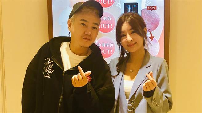 靳筱葳（右）举办分享会，好友绿茶力挺。（翰森娱乐提供）