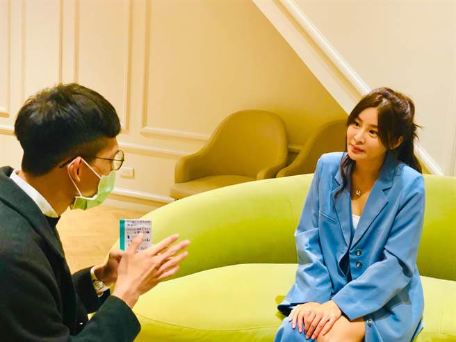 靳莜葳（右）一对一细心解答学员的提问。（翰森娱乐提供）