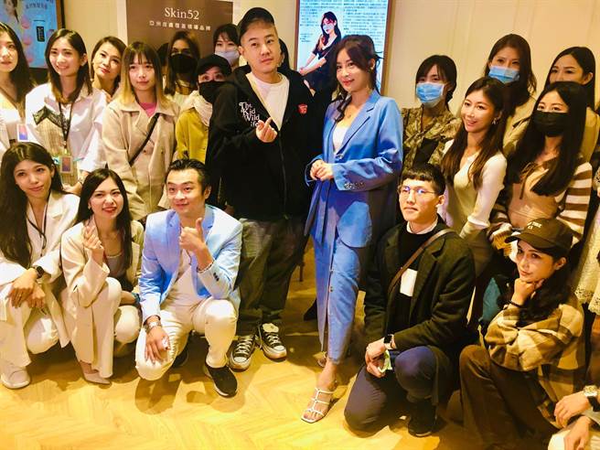 绿茶（中左）和靳筱葳（中右）和与会学员合照。（翰森娱乐提供）