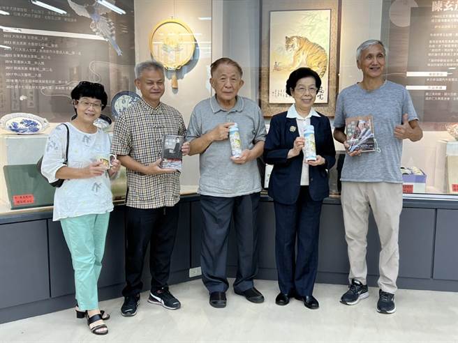 云林县艺术家陈玄茂（左二）、陈彦廷父子创作联展，水墨记录台湾之美。（陈玄茂提供／张朝欣云林传真）