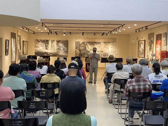 云林县艺术家陈玄茂（站立者）、陈彦廷父子创作联展，水墨记录台湾之美。（云林县政府提供／张朝欣云林传真）