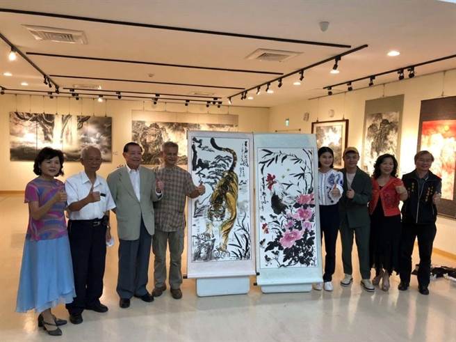 云林县艺术家陈玄茂（左四）、陈彦廷（右三）父子创作联展，水墨记录台湾之美。（云林县政府提供／张朝欣云林传真）