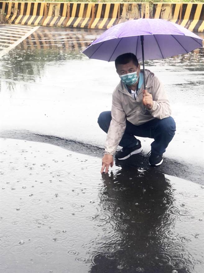 市议员萧隆泽指路面下陷，并发生积水的情形，要求权责单位应尽速解决。(市议员萧隆泽提供)