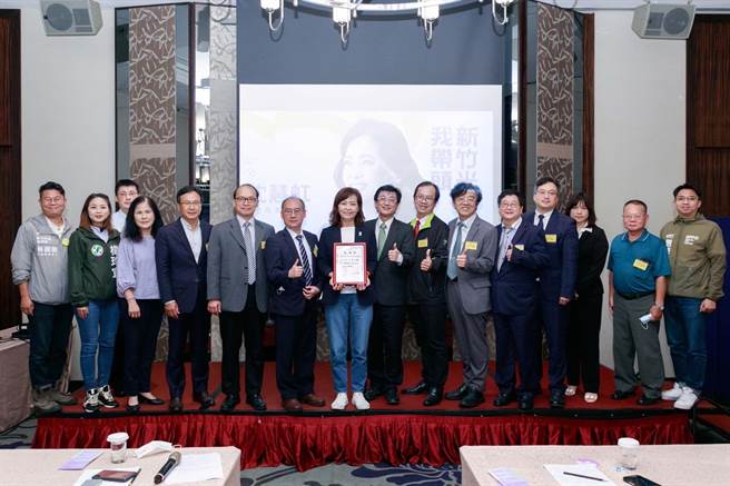 民进党新竹市长候选人沈慧虹（中）16日受邀参加风城医事联谊会，以「领导力」为题分享过去8年经验，谈及过去她一手推动的新竹市立儿童医院过程。（沈慧虹提供／陈育贤新竹传真）