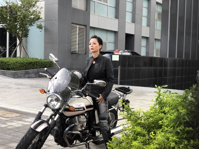 高欣欣分享片场花絮照。（图／高欣欣 欣想事成俱乐部facebook）