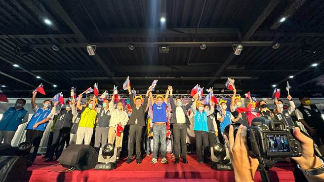 国民党新竹市长候选人林耕仁16日回防家乡香山区，举办「亲子园游会」大型活动，党籍议员更以行动力挺林耕仁，展现蓝军大团结。（林耕仁提供／陈育贤新竹传真）