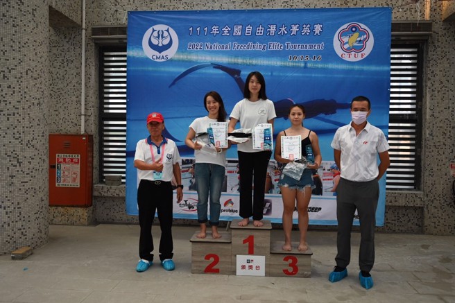 公开女子组‧动态平潜双蹼：第一名：林昕儒(破全国)、第二名：小田华代、第三名：江蕙聿。(张迪文摄)
