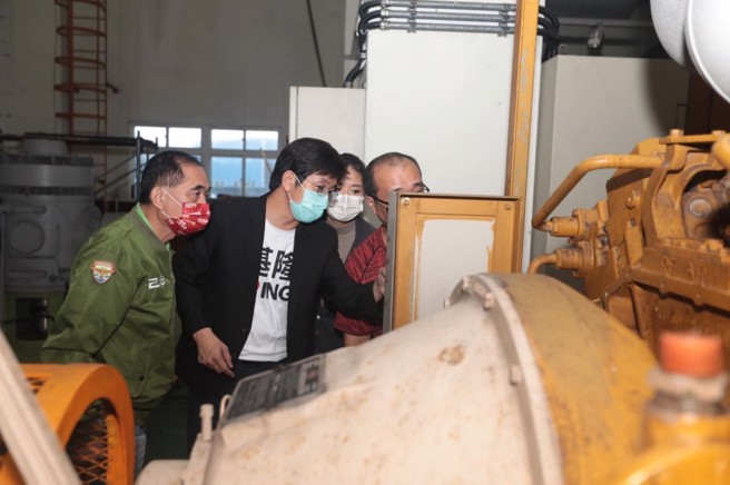 蔡适应表示，大雨不断、市民朋友请多留意安全。稍早，他和七堵区市议员参选人林坤明、曾怡芳等人，前往堵南抽水站了解基隆河沿线抽水站的整备状况。(摘自蔡适应粉专)