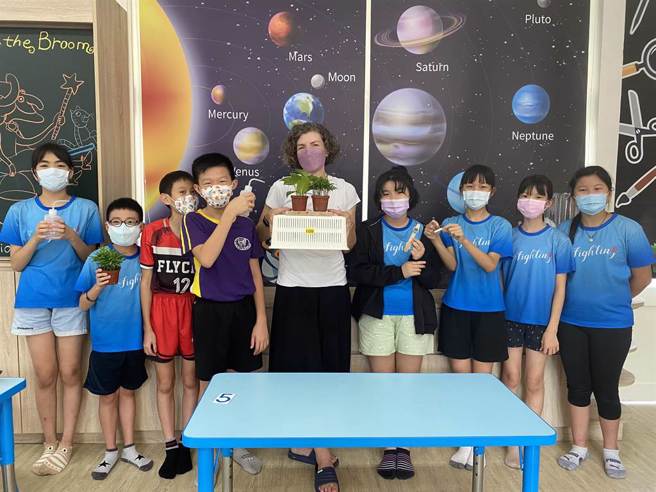 外师选定「植物发电」议题，带领学生认识植物盆栽的发电理论，并以符合STEM科学方法的步骤，实际制造出「植物电池」，供应能源给小时钟使用。（高市教育局提供／袁庭尧高雄传真）