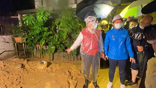 汐止伯爵山庄土石流 侯友宜到场视察。（新北市府提供）