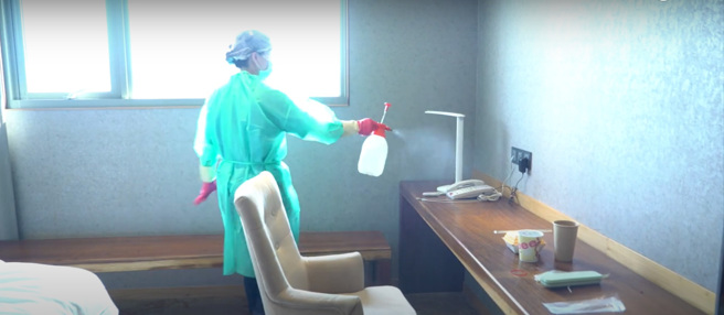 臺南防疫旅馆业者每日均进行清消，有效防治疫情。(臺南市旅局提供)