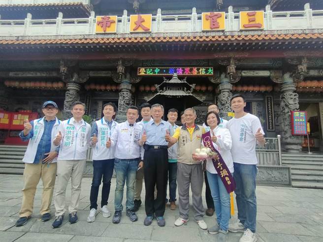 民眾党团结胜选音乐16日于会于北屯区的紫微宫举办，民眾党主席柯文哲到场相挺。（潘虹恩摄）