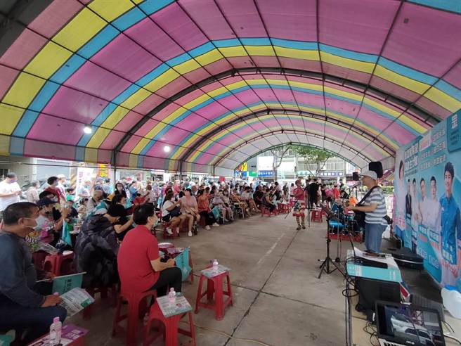 音乐会现场不断有民眾到场支持，现场除有精彩表演，还有好吃的点心、小礼物及小朋友最喜欢的气球。（潘虹恩摄）