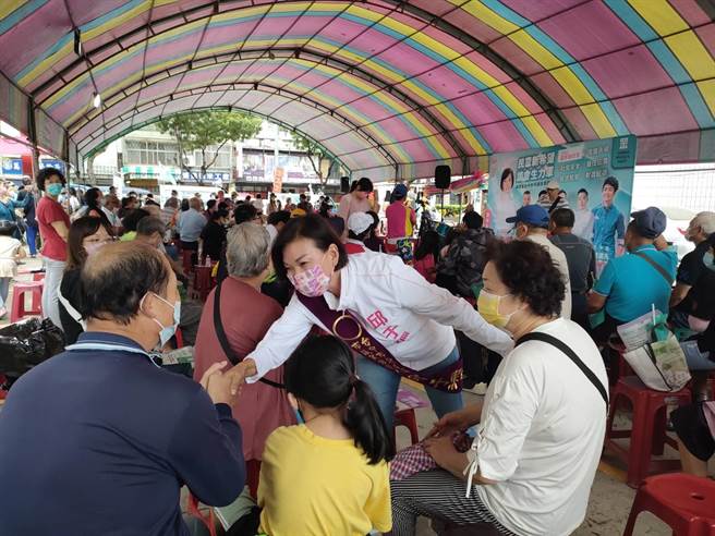 民眾党第9选区市议员候选人邱于珊入场时，与民眾一一握手，表达感谢。（潘虹恩摄）