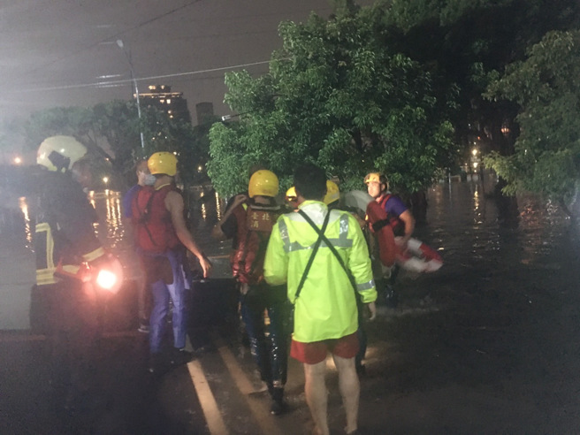 男子受困堤外遭水淹紧抓篮球架上求救。（北市消防局提供）