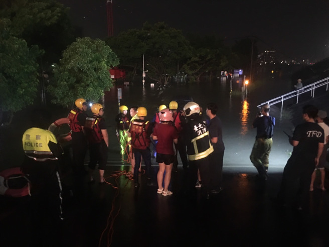 男子受困堤外遭水淹紧抓篮球架上求救。（北市消防局提供）