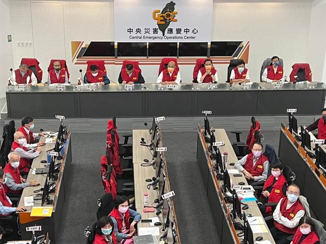尼莎颱风中央灾害应变中心晚间提升为一级开设。（王扬杰摄）