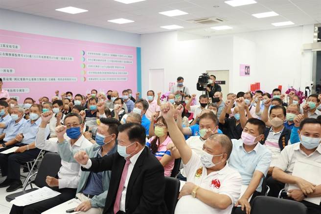 卢秀燕农渔民后援会16日成立，卢秀燕也亲自与农渔会代表座谈。（卢秀燕总部提供／张亦惠台中传真）