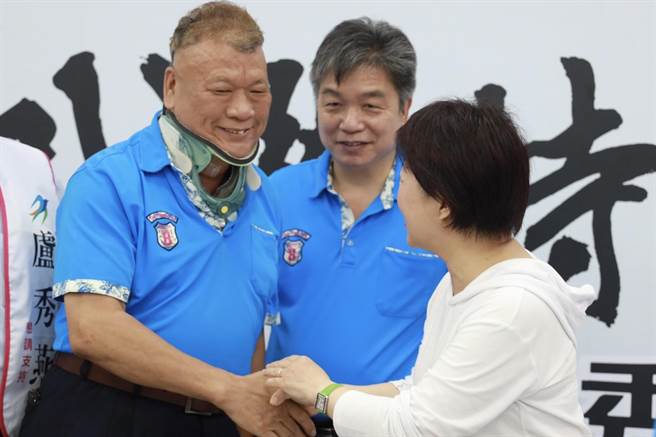 卢秀燕向与会农渔会代表致谢，感谢一起携手让农民渔民过更好的生活。（卢秀燕总部提供／张亦惠台中传真）