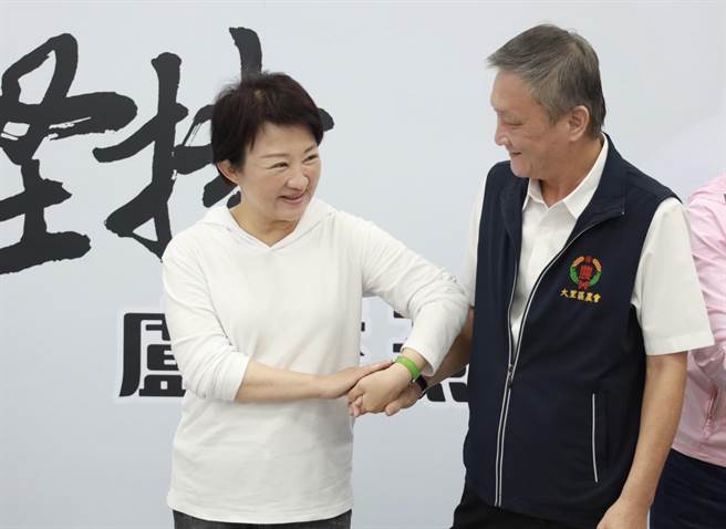 卢秀燕向与会农渔会代表致谢，感谢一起携手让农民渔民过更好的生活。（卢秀燕总部提供／张亦惠台中传真）