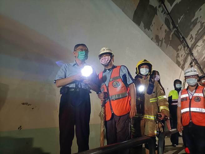 台北市长柯文哲16日晚间取消南部辅选行程，北返至坍方的康乐隧道视察。（北市府提供）