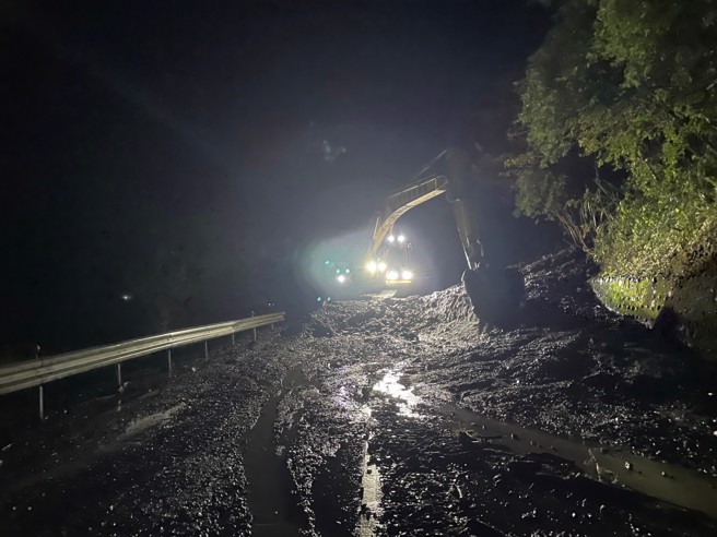 公路总局全力抢修道路。（公路总局提供）