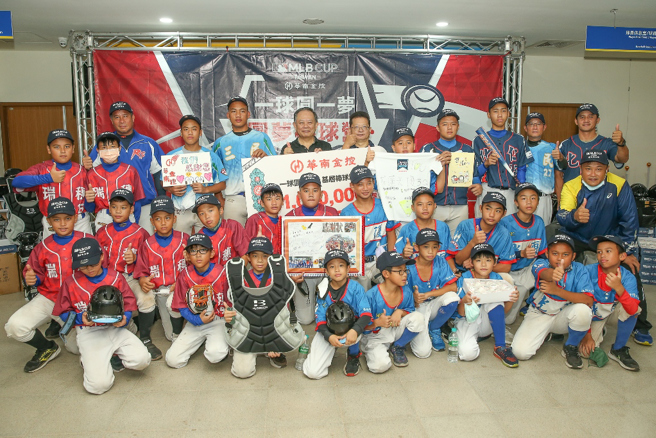 华南金控捐赠花莲4所国中、小球队总值100万元的球具。（台湾世界少棒联盟协会提供）