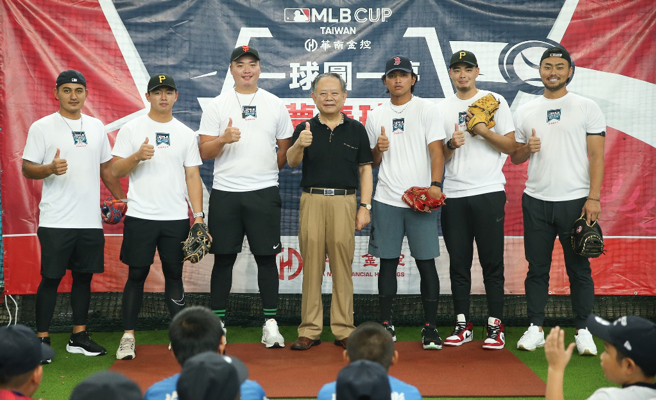 6位旅美球星林子伟（左起）、郑宗哲、邓恺威、刘致荣、陈柏毓、林家正和华南金控董事长张云鹏（中）合照。（台湾世界少棒联盟协会）