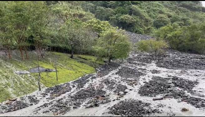 宜兰县大同乡英士路段2日已降下逾9百毫米超大豪雨，造成台7线多处崩塌，阻断交通。（民眾提供／吴佩蓉宜兰传真）