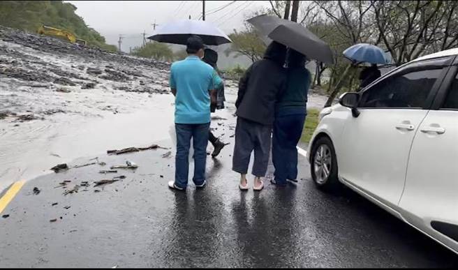 宜兰县大同乡英士路段2日已降下逾9百毫米超大豪雨，造成台7线多处崩塌，阻断交通。（民眾提供／吴佩蓉宜兰传真）