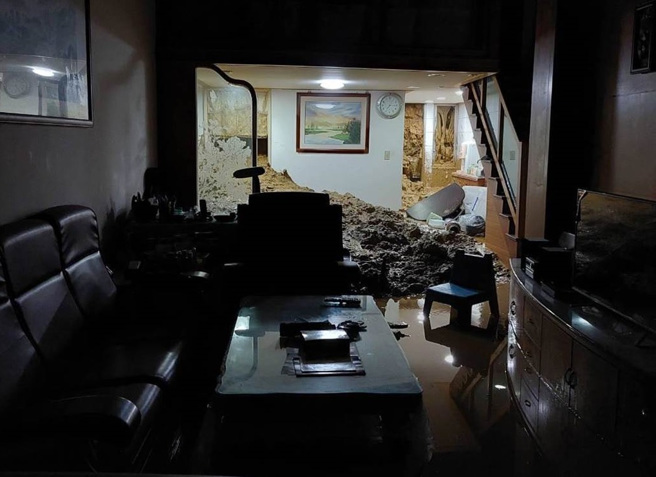 受颱风外围环流影响，基隆连日大雨，基隆市暖暖区自16日下午起，陆续传出灾情。图为暖暖街281巷土石流衝进民宅。（市议员林旻勋提供／张志康基隆传真）