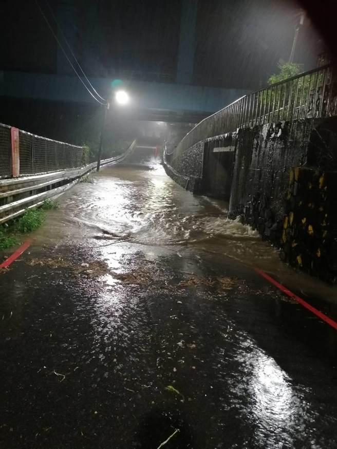 受颱风外围环流影响，基隆连日大雨，基隆市暖暖区自16日下午起，陆续传出灾情。图为尚仁街，基隆河水面淹至路面。（市议员林旻勋提供／张志康基隆传真）