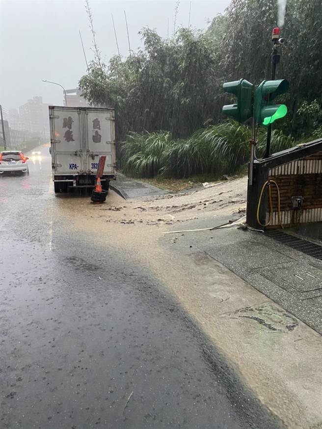 受颱风外围环流影响，基隆连日大雨，基隆市暖暖区自16日下午起，陆续传出灾情。图为东碇路山径有泥水倾泻而下。（市议员林旻勋提供／张志康基隆传真）