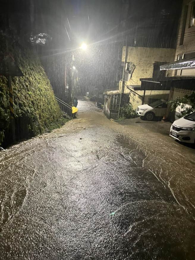 受颱风外围环流影响，基隆连日大雨，基隆市暖暖区自16日下午起，陆续传出灾情。图为寧静街泥水横流。（市议员林旻勋提供／张志康基隆传真）