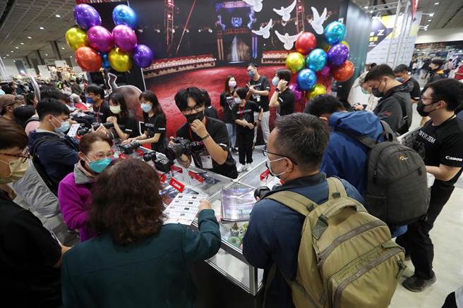 适逢台湾终于迎来边境解封，加上国内疫情趋缓，2022台北摄影器材暨影音创作设备展参展厂商纷纷推出新机新镜，并祭出优惠折扣，吸引满场民眾。（刘宗龙摄）