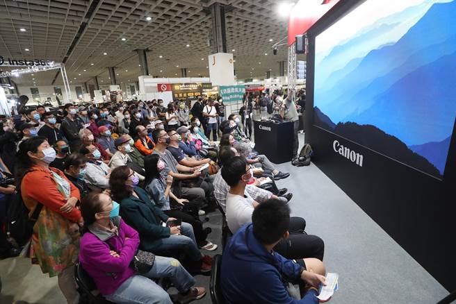 参展的相机大厂纷纷邀请摄影专家们分享拍照经验，吸引眾多民眾驻足聆听，现场座无虚席。（刘宗龙摄）